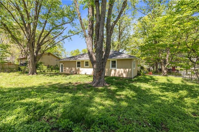 803 NW N Summit Circle, Blue Springs, MO 64015