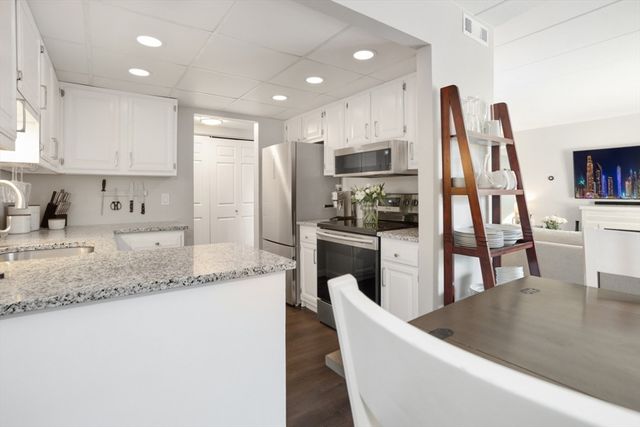 3 Ledgewood Way 8, Peabody, MA 01960