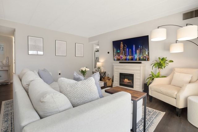 3 Ledgewood Way 8, Peabody, MA 01960