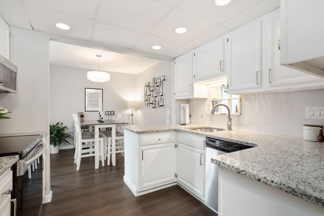 3 Ledgewood Way 8, Peabody, MA 01960