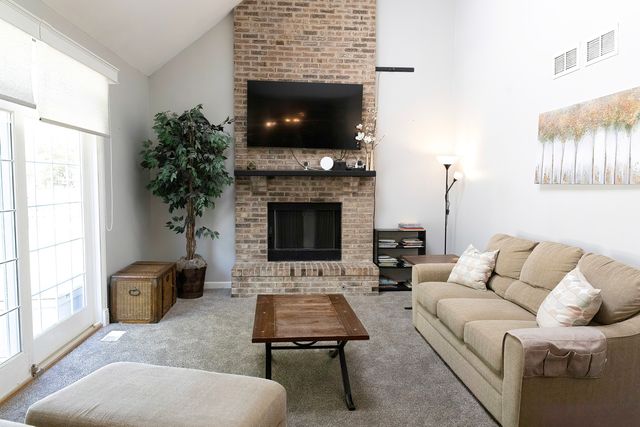 251 Millington Lane, Aurora, IL 60504