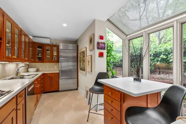 52 Pinckney St, Boston, MA 02114