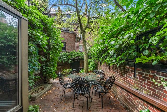 52 Pinckney St, Boston, MA 02114