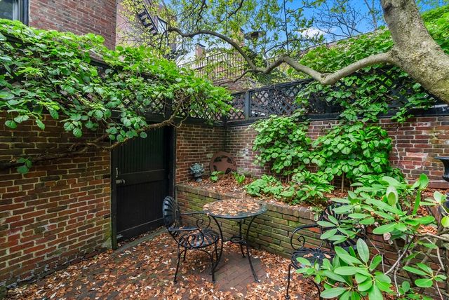 52 Pinckney St, Boston, MA 02114