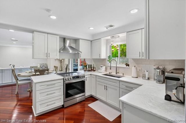 1024 Blairmoor Court, Grosse Pointe Woods, MI 48236