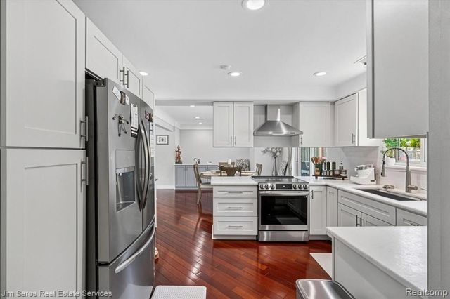 1024 Blairmoor Court, Grosse Pointe Woods, MI 48236