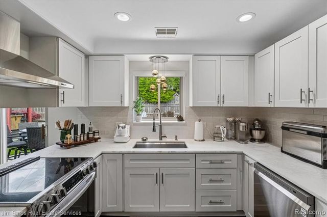 1024 Blairmoor Court, Grosse Pointe Woods, MI 48236