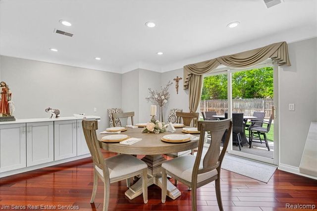 1024 Blairmoor Court, Grosse Pointe Woods, MI 48236