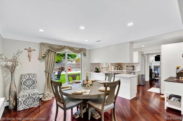 1024 Blairmoor Court, Grosse Pointe Woods, MI 48236