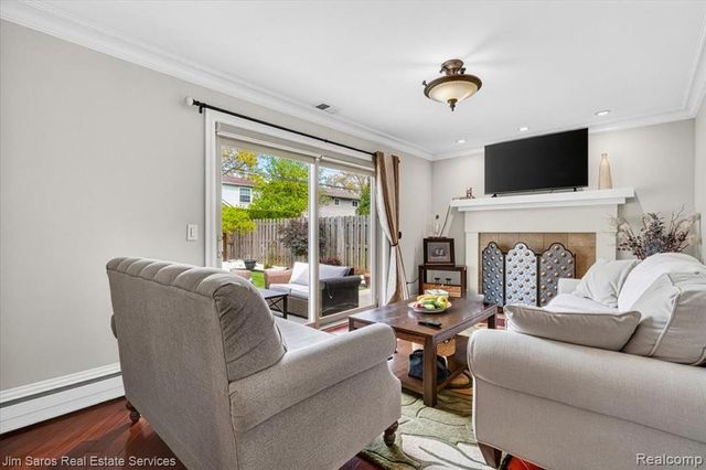 1024 Blairmoor Court, Grosse Pointe Woods, MI 48236