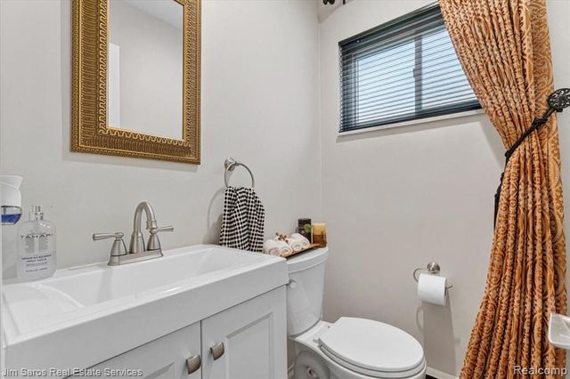 1024 Blairmoor Court, Grosse Pointe Woods, MI 48236
