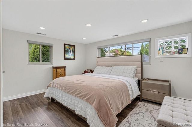 1024 Blairmoor Court, Grosse Pointe Woods, MI 48236