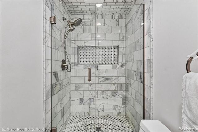 1024 Blairmoor Court, Grosse Pointe Woods, MI 48236