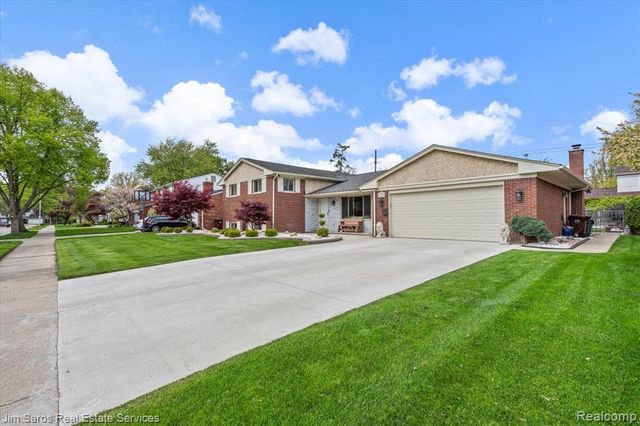 1024 Blairmoor Court, Grosse Pointe Woods, MI 48236