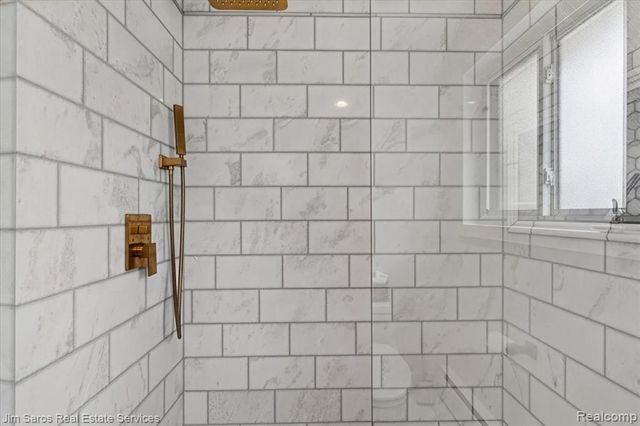1024 Blairmoor Court, Grosse Pointe Woods, MI 48236