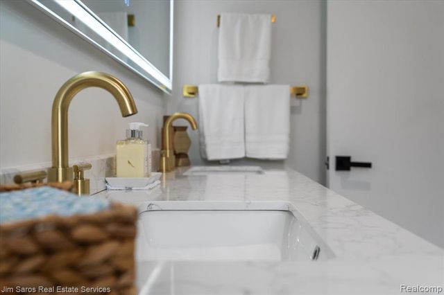 1024 Blairmoor Court, Grosse Pointe Woods, MI 48236