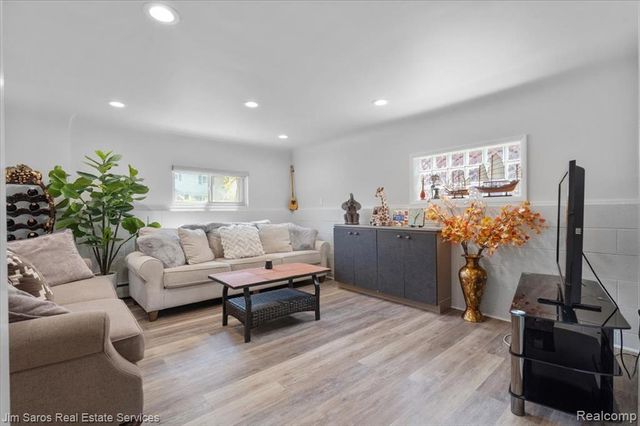 1024 Blairmoor Court, Grosse Pointe Woods, MI 48236