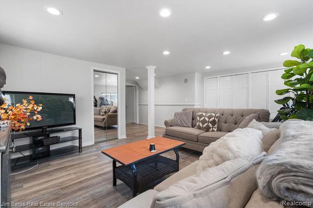 1024 Blairmoor Court, Grosse Pointe Woods, MI 48236