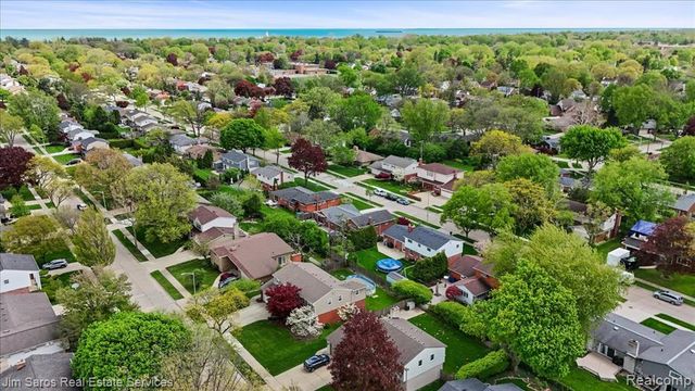 1024 Blairmoor Court, Grosse Pointe Woods, MI 48236