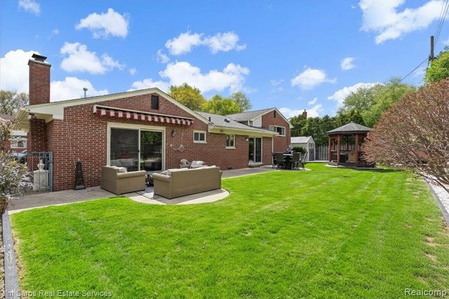 1024 Blairmoor Court, Grosse Pointe Woods, MI 48236