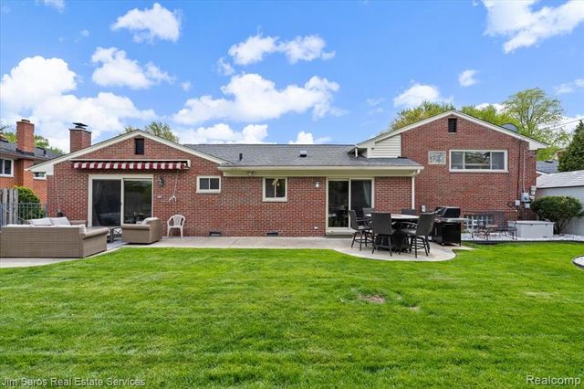 1024 Blairmoor Court, Grosse Pointe Woods, MI 48236