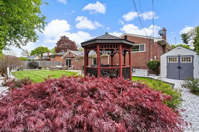 1024 Blairmoor Court, Grosse Pointe Woods, MI 48236