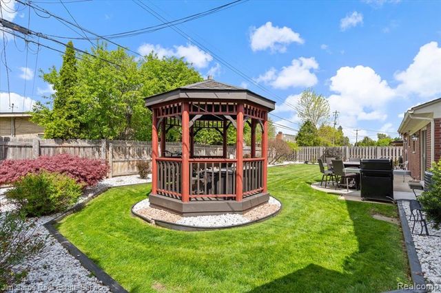 1024 Blairmoor Court, Grosse Pointe Woods, MI 48236