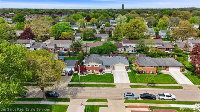 1024 Blairmoor Court, Grosse Pointe Woods, MI 48236