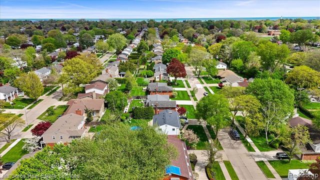 1024 Blairmoor Court, Grosse Pointe Woods, MI 48236