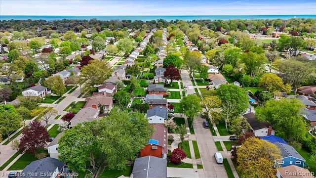 1024 Blairmoor Court, Grosse Pointe Woods, MI 48236