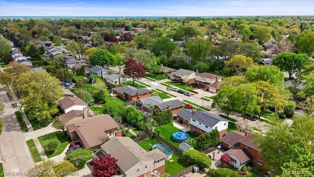 1024 Blairmoor Court, Grosse Pointe Woods, MI 48236