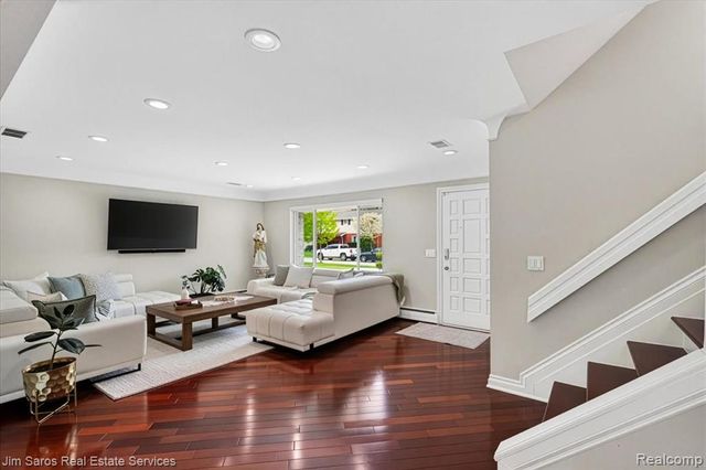 1024 Blairmoor Court, Grosse Pointe Woods, MI 48236