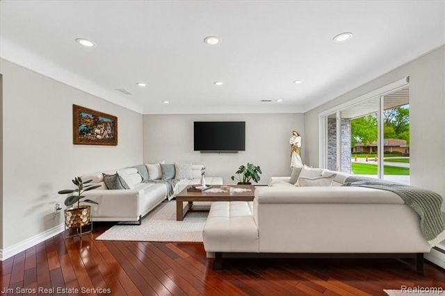 1024 Blairmoor Court, Grosse Pointe Woods, MI 48236