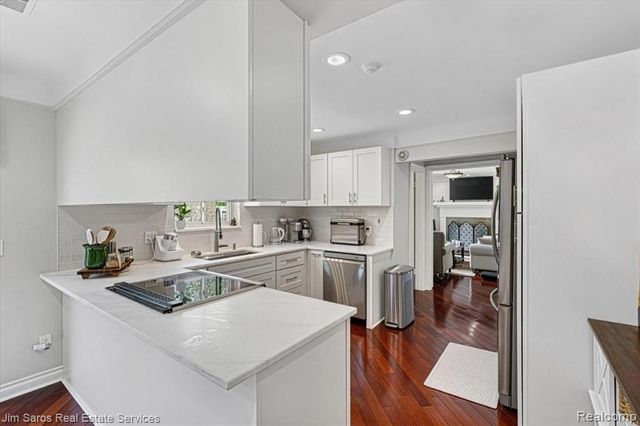 1024 Blairmoor Court, Grosse Pointe Woods, MI 48236