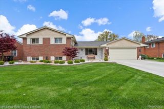 1024 Blairmoor Court, Grosse Pointe Woods, MI 48236
