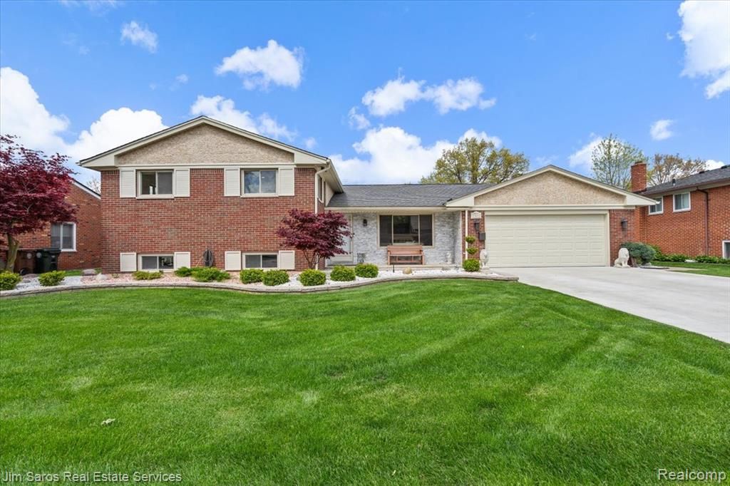 1024 Blairmoor Court, Grosse Pointe Woods, MI 48236