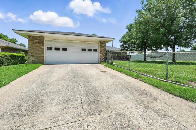 826 E Cherry Street, Duncanville, TX 75116