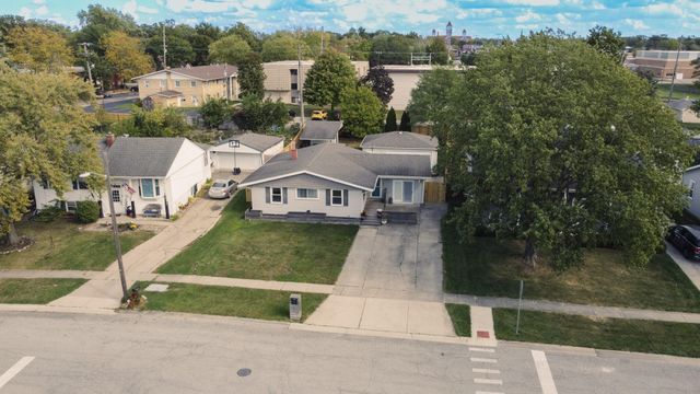 114 S Chase Drive, Crown Point, IN 46307