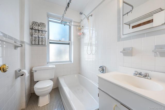 141-24 78 Road 3A, Kew Garden Hills, NY 11367