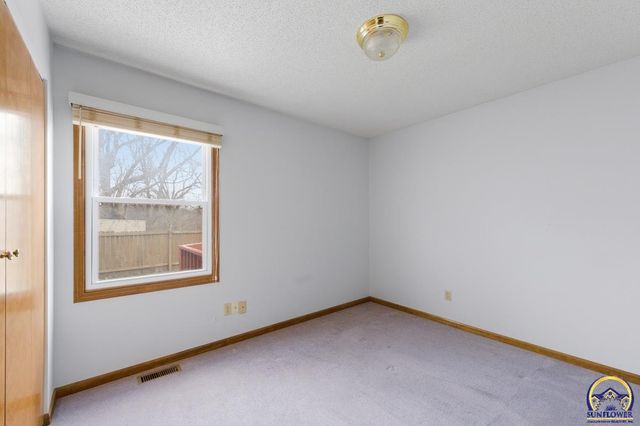 1012 SW Kent PL, Topeka, KS 66604