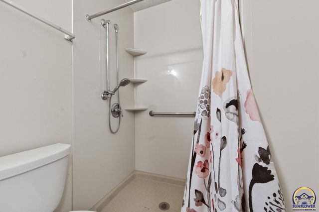 1012 SW Kent PL, Topeka, KS 66604