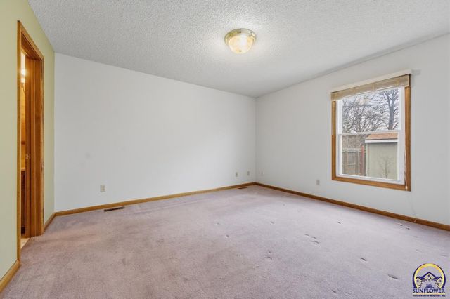 1012 SW Kent PL, Topeka, KS 66604