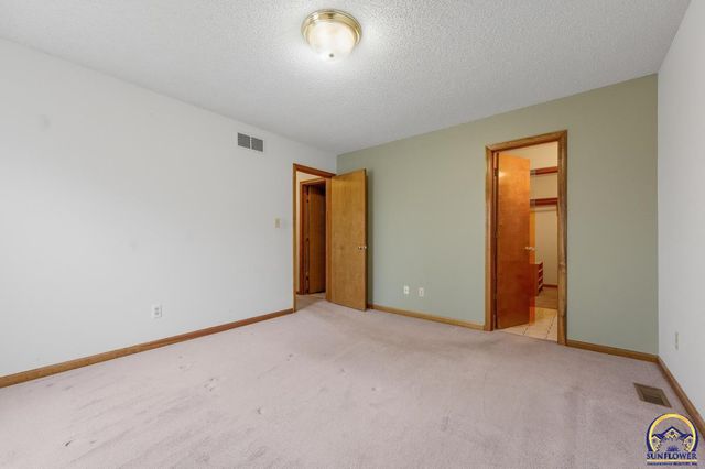 1012 SW Kent PL, Topeka, KS 66604