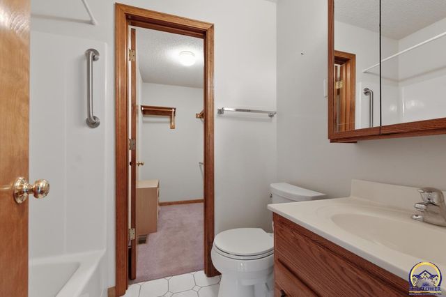 1012 SW Kent PL, Topeka, KS 66604