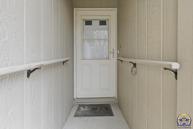 1012 SW Kent PL, Topeka, KS 66604