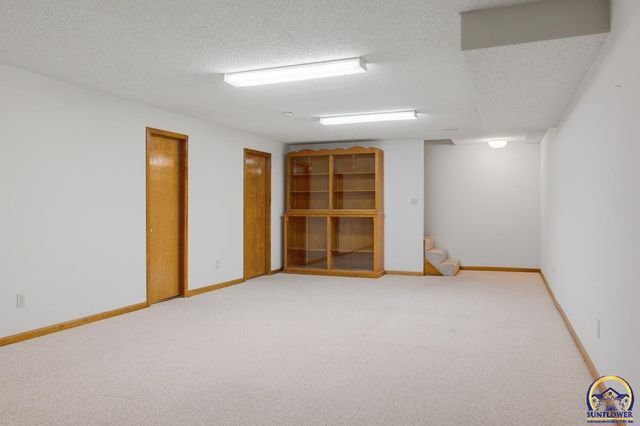 1012 SW Kent PL, Topeka, KS 66604