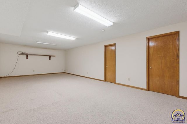 1012 SW Kent PL, Topeka, KS 66604