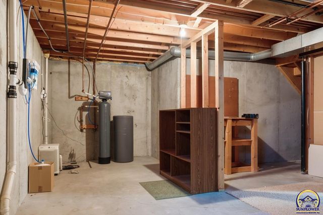 1012 SW Kent PL, Topeka, KS 66604