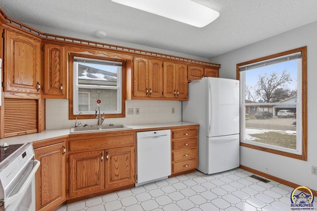 1012 SW Kent PL, Topeka, KS 66604