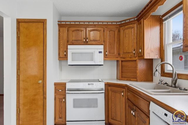 1012 SW Kent PL, Topeka, KS 66604